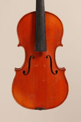 un vieux violon posé sur une surface blanche