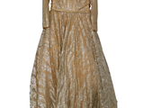 une photo d'une robe dorée sur un mannequin, un mannequin, un mannequin, un mannequin, un mannequin, un mannequin, un mannequin, un mann