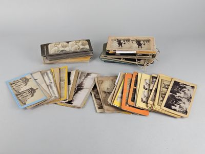 Un assortiment de photographies anciennes et récentes est exposé sur une table