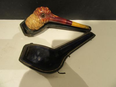 une paire de chaussures et une pipe posées sur une table