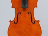 un vieux violon avec un archet sur fond blanc