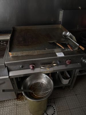 une casserole et une poêle posées sur une cuisinière dans une cuisine