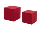 une paire de tabourets cubiques rouges sur fond blanc