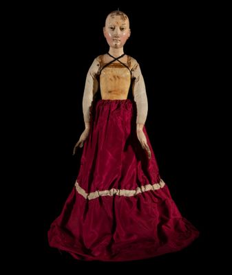 une image représentant une poupée à l'effigie d'une femme vêtue d'une robe rouge et blanche