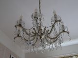 un lustre suspendu au plafond d'une pièce