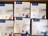 Plusieurs cartons de détecteurs de fumée sont empilés les uns sur les autres