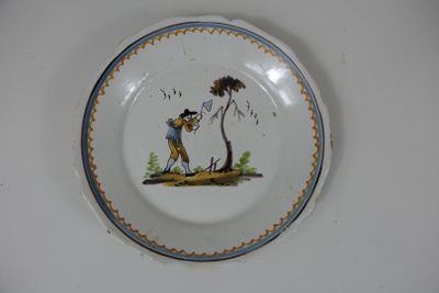 Assiette en faïence de Nevers à décor de bûcheron.