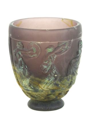 un verre orné d'un motif sur l'extérieur