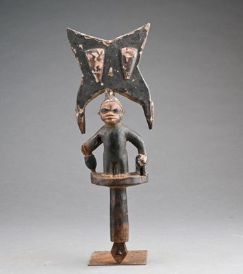 une statue en bois d'un homme avec un chapeau sur la tête
