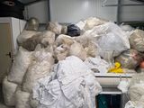 une grande pile de sacs remplis d'objets dans un garage