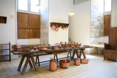 de nombreuses casseroles et poêles sur la table de la cuisine
