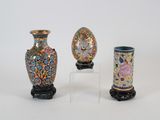 trois vases posés sur un socle