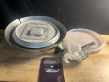 une assiette et un bol posés sur une table en bois