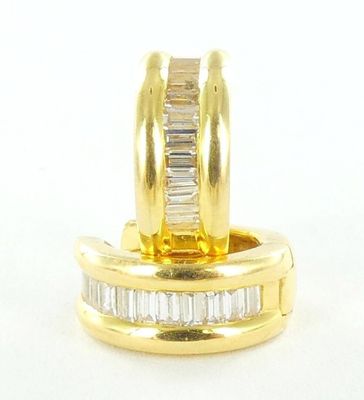 une photo d'une bague en or jaune sertie de diamants taille baguette