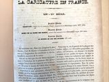 un livre ouvert sur lequel se trouve une feuille de papier