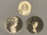 trois photos anciennes représentant des femmes en chapeaux et robes de soirée, posées sur une table