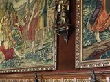 une image représentant une pièce avec une grande tapisserie accrochée au mur