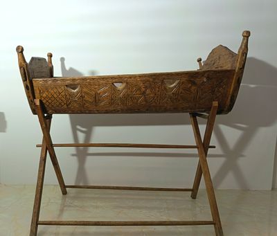 ART POPULAIRE Berceau d'enfant en bois sculpté
