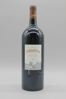 la bouteille de vin rouge est posée sur une surface blanche