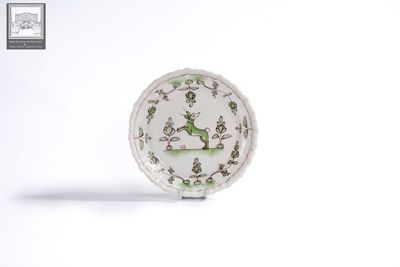 BORDEAUX Ep. XVIIIe, Assiette à bords crénelés en faïence à …