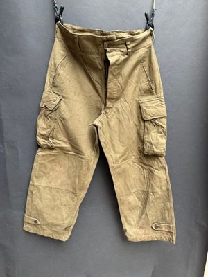 une photo d'un pantalon suspendu à un portant à vêtements