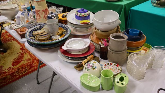Important lot de vaisselle et bibelots en faïence, porcelaine : p...