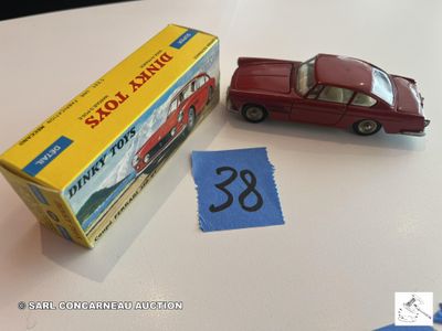 une petite voiture rouge à côté d'une boîte sur laquelle figure un numéro