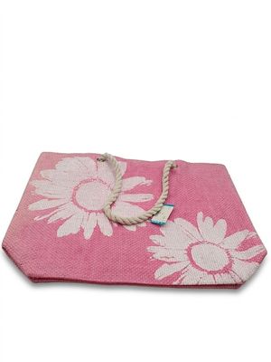une serviette rose avec des fleurs blanches sur fond blanc