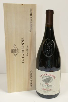 une bouteille de vin posée à côté d'une caisse en bois