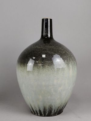 un vase noir et blanc posé sur une table