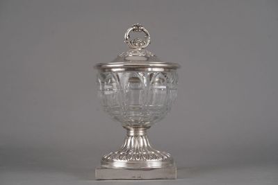 LE CREUSOT. Drageoir en crsital taillé, piètement et couverc…