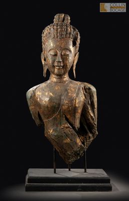 une image représentant une statue en bronze d'une personne sur fond noir