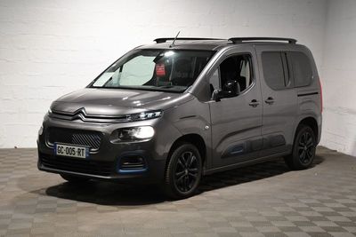 La camionnette grise de Citrole est garée dans le garage.