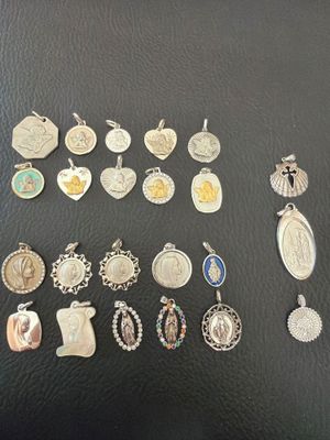 beaucoup d'argent et de bijoux en argent sur un fond noir