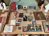 une table sur laquelle sont disposés de nombreux objets religieux