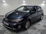 une photo d'une Toyota Yaris noire garée sur un sol à damier