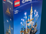 une boîte contenant des kits Lego « Château Disney » sur fond bleu
