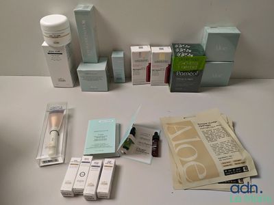 une table sur laquelle sont disposés de nombreux produits de soin pour la peau