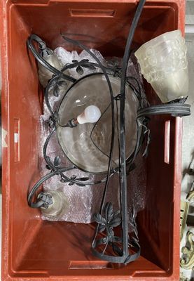 Suspension en fer forgé et métal laqué par quatre lumières p…