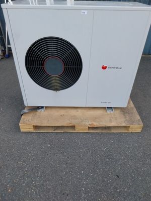 un climatiseur blanc posé sur une palette en bois