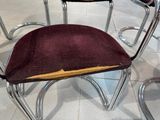une chaise avec un coussin, au milieu d'une pièce