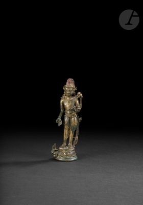 une image représentant une statue en bronze d'un homme tenant une épée