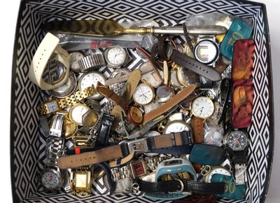 une boîte remplie de montres de toutes sortes