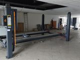 une photo d'un garage rempli de matériel
