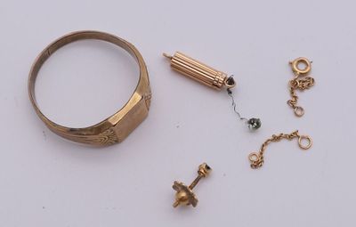 une bague en or, une chaîne en or et une bague en or sur un fond blanc