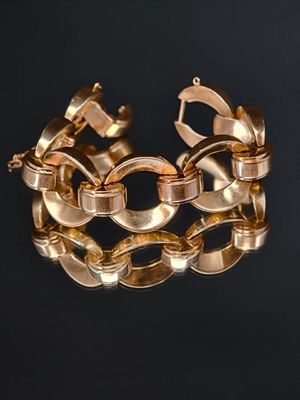 une image représentant un bracelet en or sur fond noir