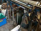 beaucoup de bric-à-brac dans un garage rempli d'outils