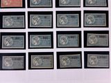 un ensemble de timbres posés sur une feuille de papier, sur une table