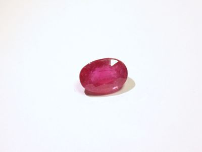 gros plan d'une pierre de rubis rouge sur une surface blanche