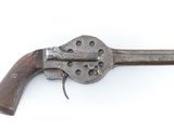 un vieux fusil avec une poignée en bois sur fond blanc